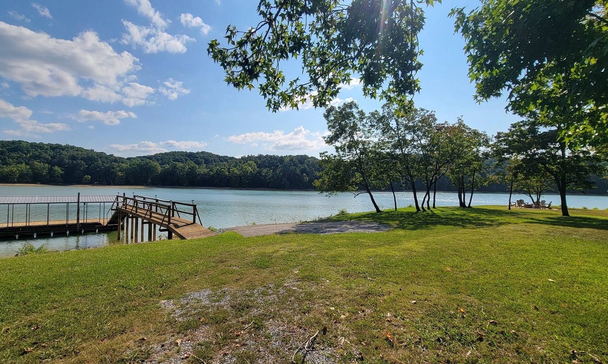 Dandridge House | 20% Off The Bird House, Park Setting-Lakefront-Dock-Firepit-Hot tub-Boat House