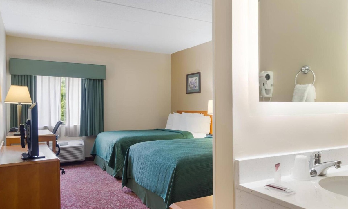 Smithfield Hotel | 3 Accommodations for Big Groups | near Stadium Theatre | Free Bfast & Parking!