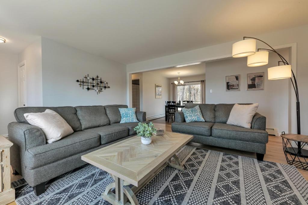 Salsbury Cove House | 3 BR Private Pondside View New Reno [Moose Lodge]