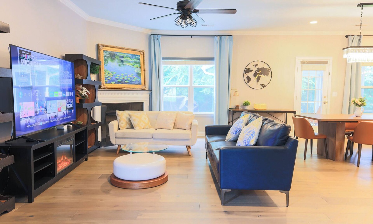 Wessex Square House | 3 King Beds -Game Room- Crib-Grill-Fenced Yard