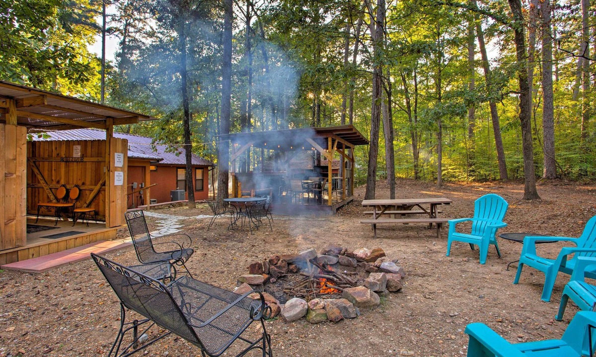 Broken Bow Cabin | 3 Mi to Broken Bow Lake: Cabin w/Hot Tub & Deck!