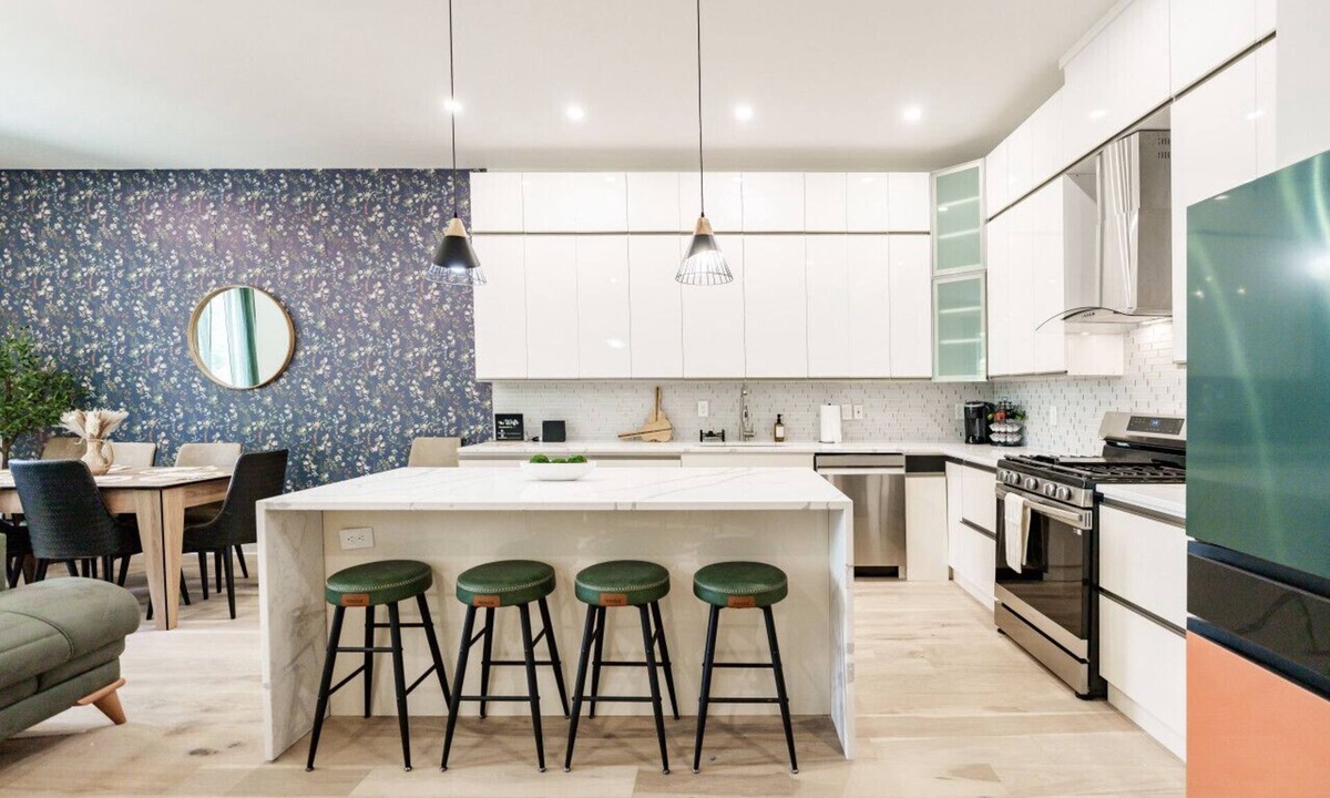 Berry Hill House | 4 br - 4 ba - Rooftop - Sleeps 6 - 2 Car Garage!