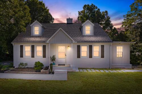 High Point House | 4 BR - King beds - perfect for HPU, Furniture Market, Greensboro, Winston