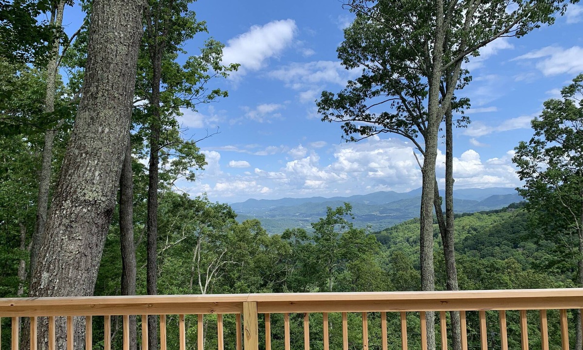 Waynesville Cabin | 4000ft Elevation w Miles of Views from Angel Ridge with Hot Tub & Expansive Deck