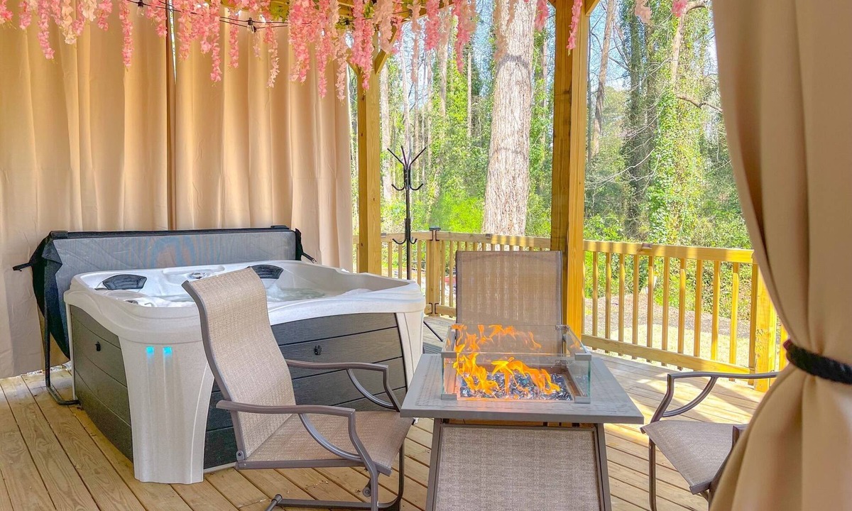 Decatur House | 4Seasons Retreat | Private Decatur Home w/Hot Tub & Game Room
