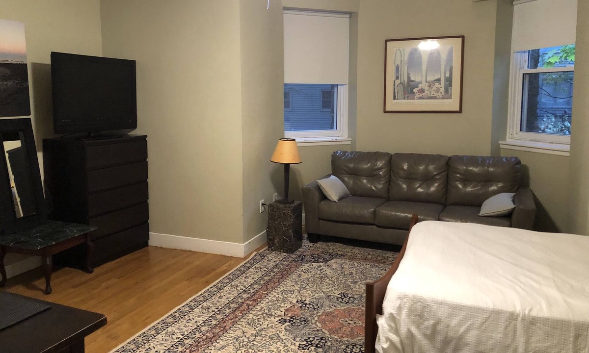Cleveland Circle Apartment | A bright studio in prime commute location, steps to Green line C&D.