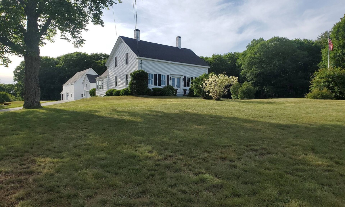 Dresden House | A historic, charming farmhouse in the heart of Midcoast Maine!