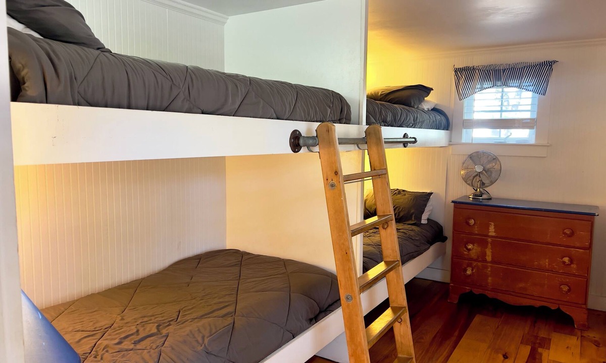 Ocean Park Cabin | Adorable 2 bedroom cabin only 50ft from Beach