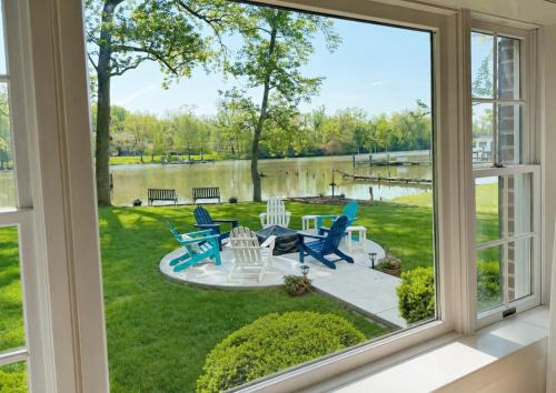 Annapolis Villa | Annapolis Charm Waterfront Getaway Near USNA - FISH & CRAB from your PRIVATE PIER!