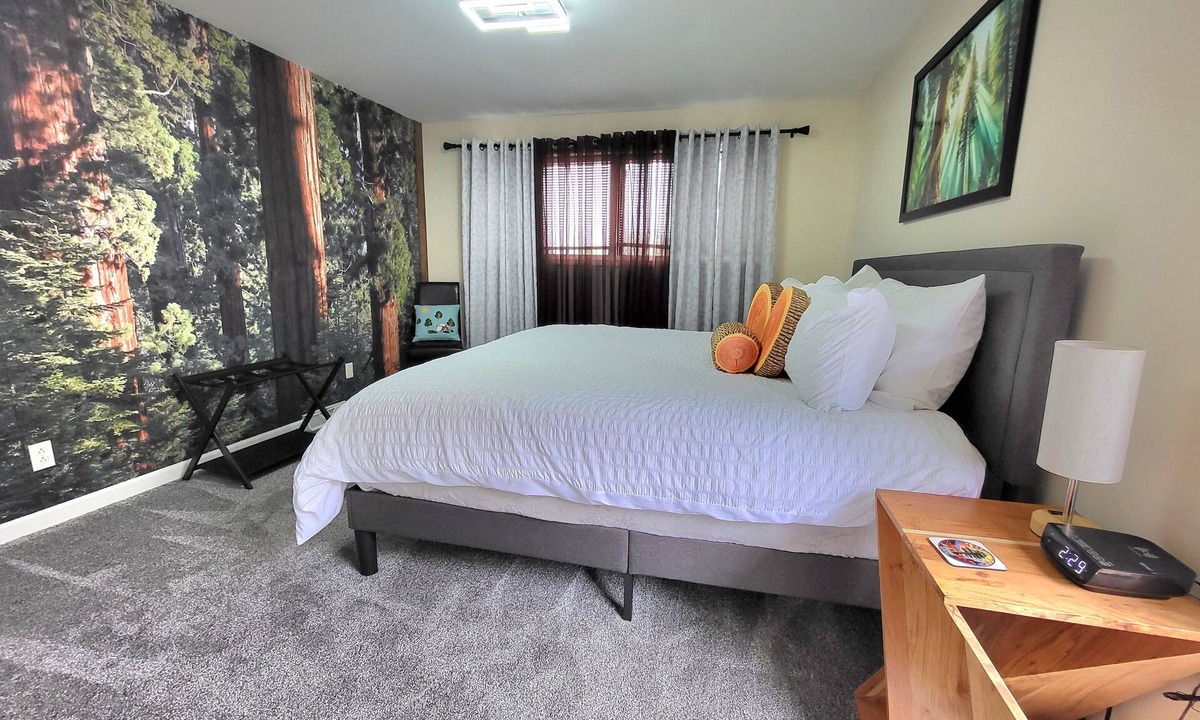 Bloomington House | Base Camp-6.5 blocks to IU Campus & downtown, 3 Kings, Bicycles, Fence