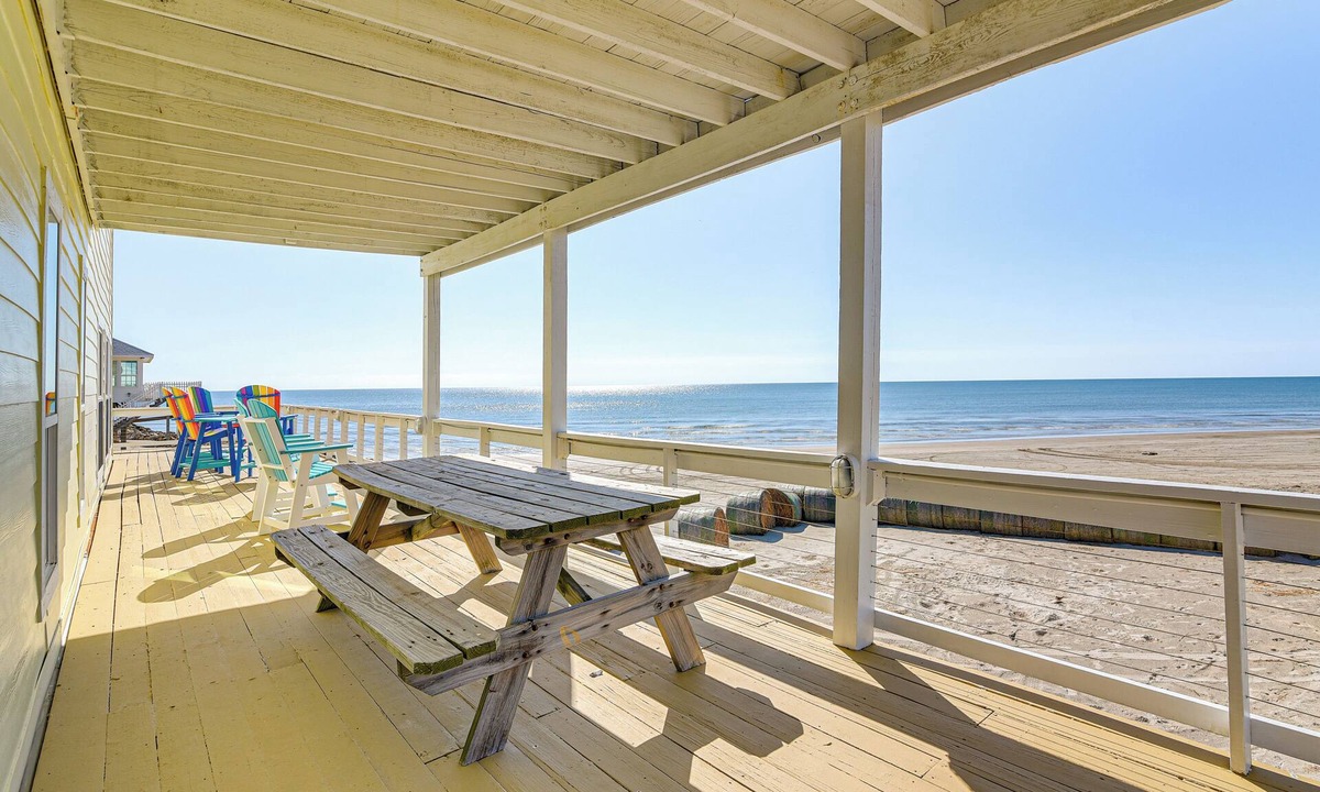 San Luis House | Beachfront Home w/Deck + Views in Freeport!