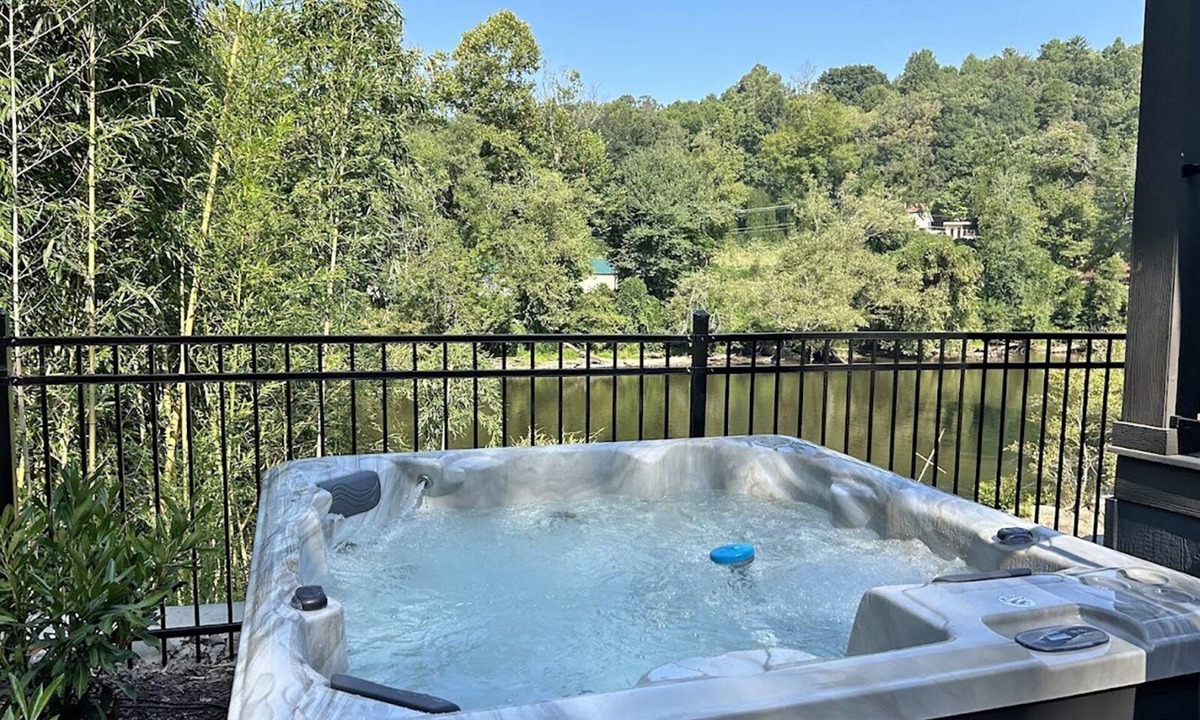 Bryson City Ski Chalet | Bear River Tiny Luxury Living with River Views