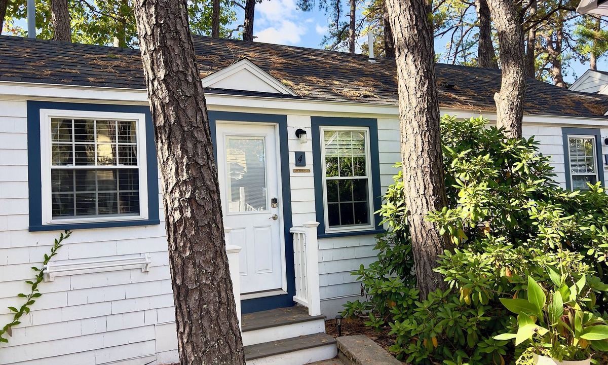 Ocean Park Cottage | beautiful 1 bedroom cabin only 50 ft from beach