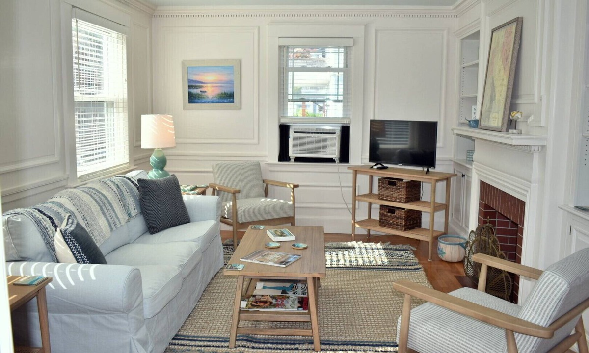 Fifth Ward House | Beautiful, updated 3 bedroom home with parking for 6 cars in downtown Newport
