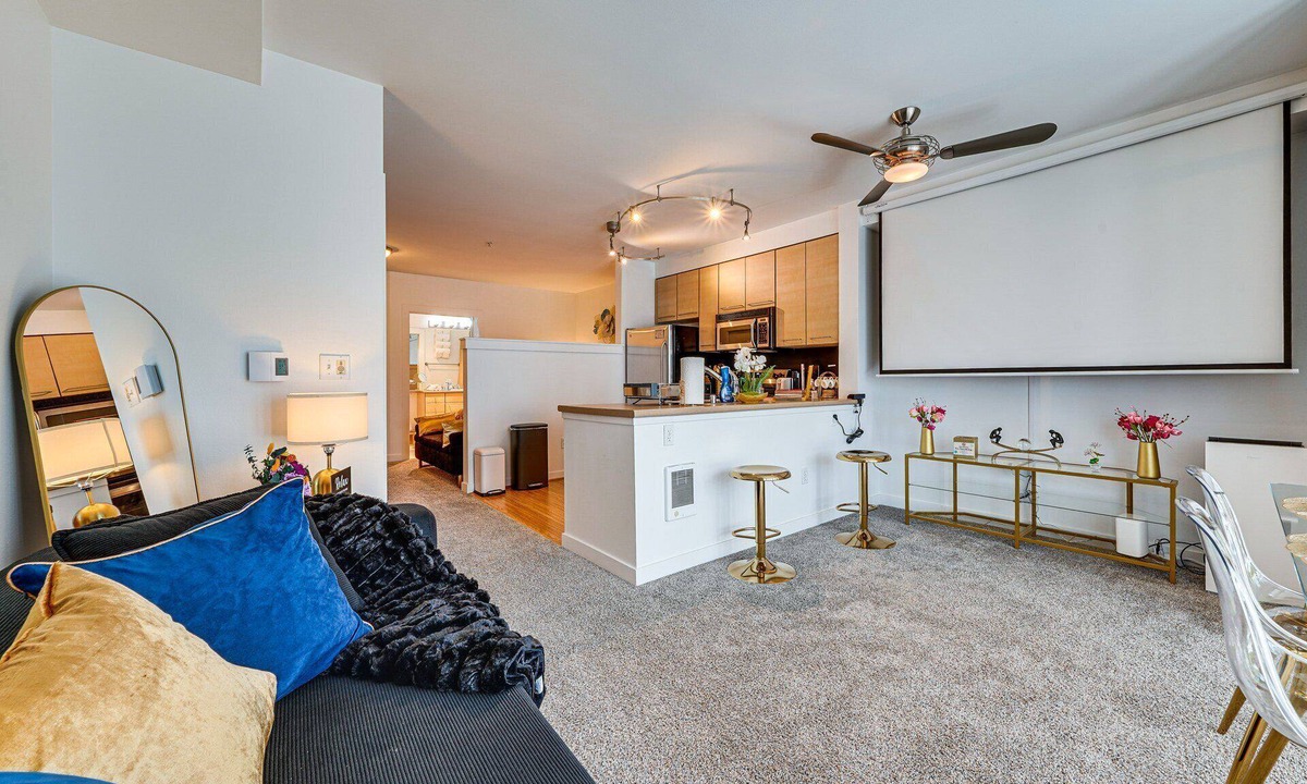 Miller Park Apartment | Best capital hill location studio close to fun w/free parking/fitness center