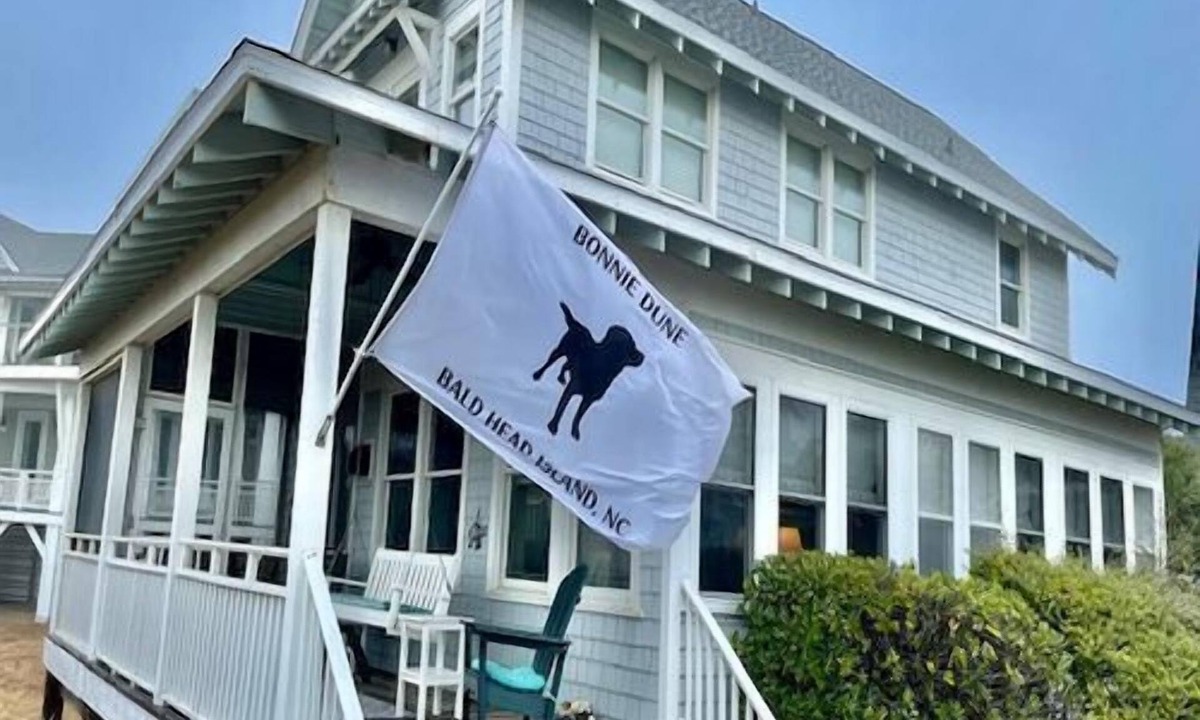 South Beach House | Bonnie Dune is a dog-friendly oceanfront home, steps from the sand in beautiful Flora