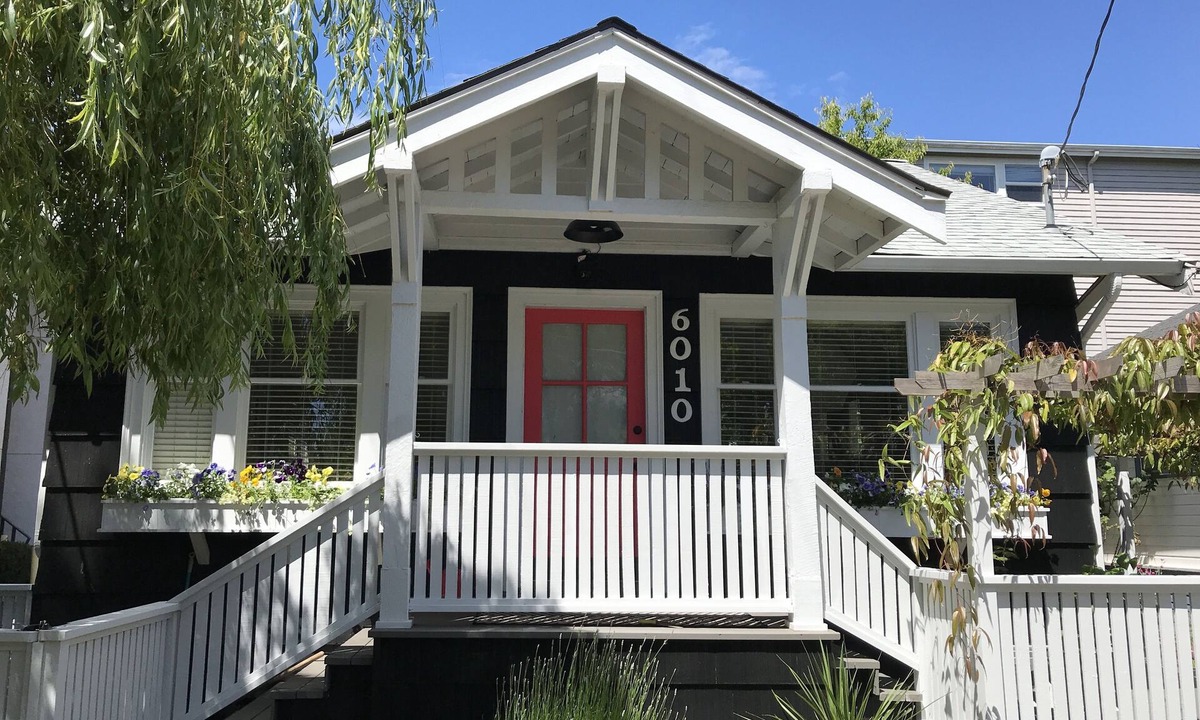 Alki House | BOOK APRIL SALE! Charming 100 year old home - 1 Block from Beach Drive