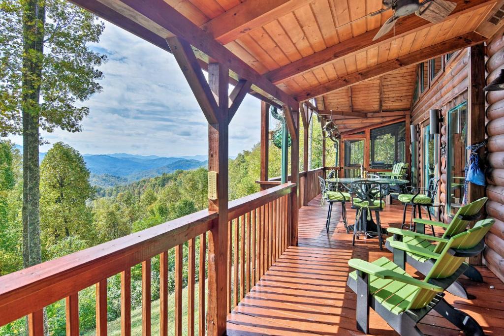 Sylva House | Cabin w/BBQ + Games - Walk to Blue Ridge Parkway!