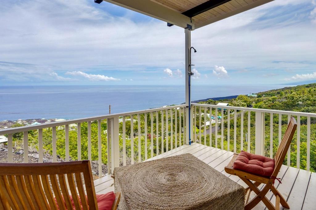 Captain Cook Apartment | Captain Cook Bungalow w/Panoramic Ocean Views!