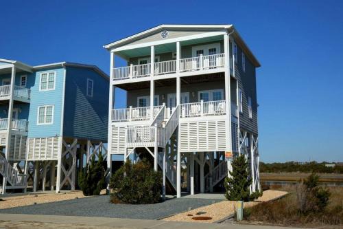 Holden Beach House | Charming Cabin Getaway with Lovely Views near Raleigh, North Carolina
