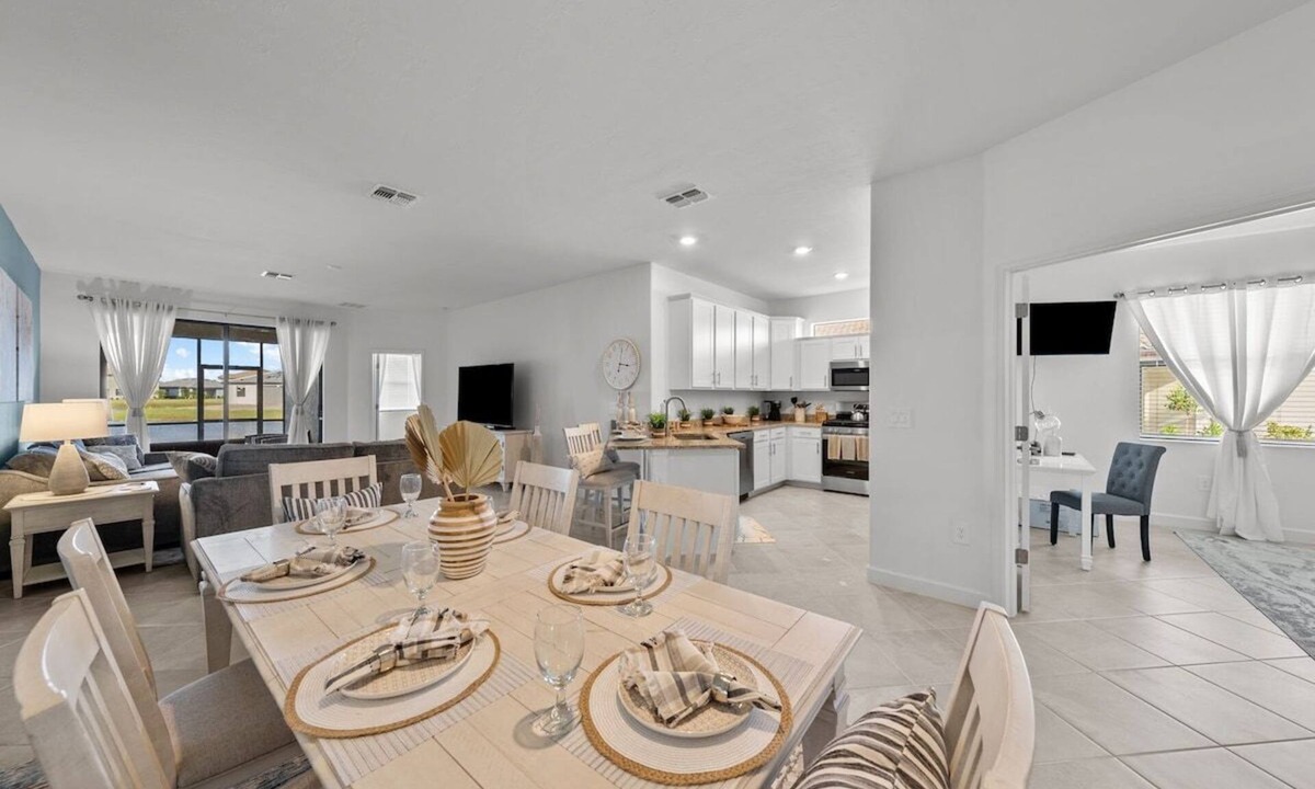 Lakewood Ranch House | Chic and elegant waterfront home in Lorraine Lakes - Patsgang