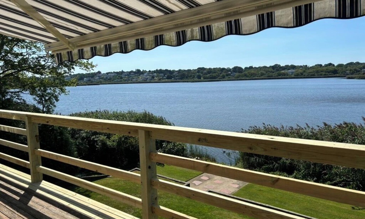 Bonnet Shores House | Clean water view 3-BR Waterfront house in Bonnet Shores Narragansett.
