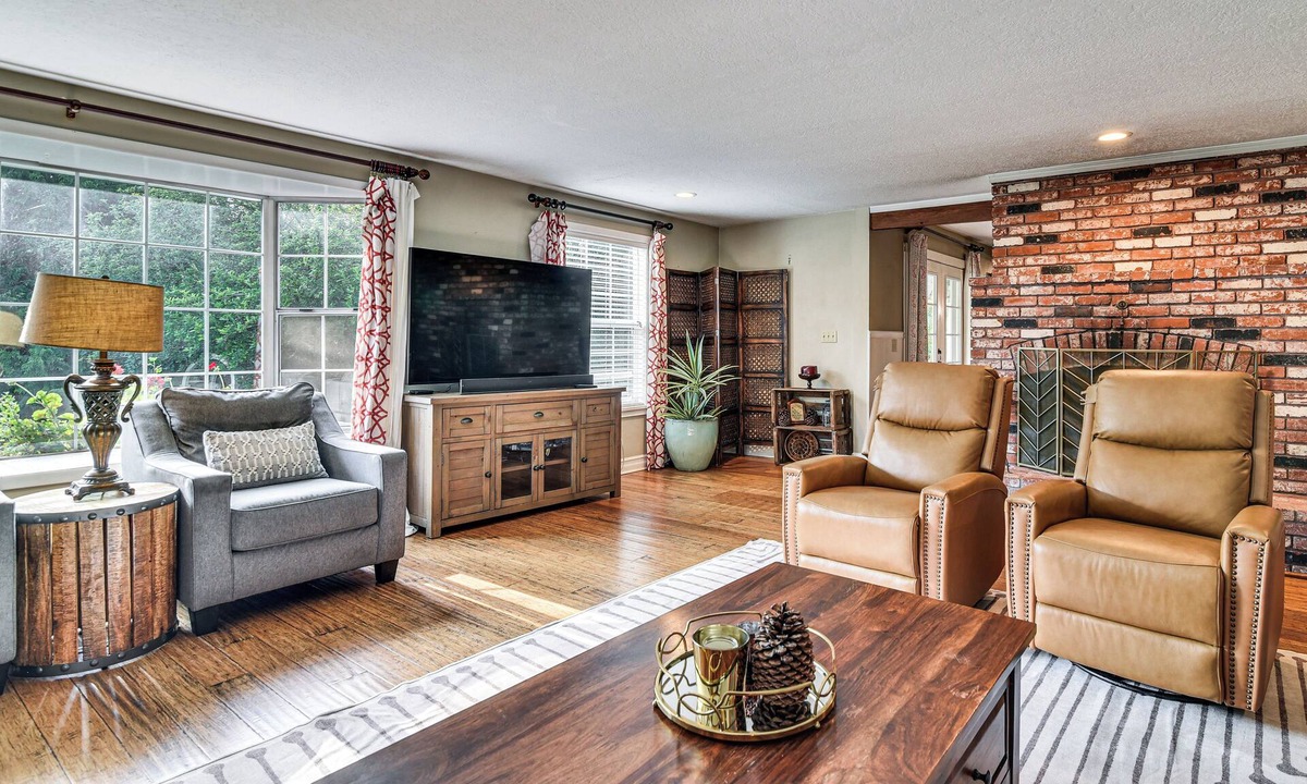 Aloha House | Close to Intel/Nike: Large Family Home w/Hot Tub