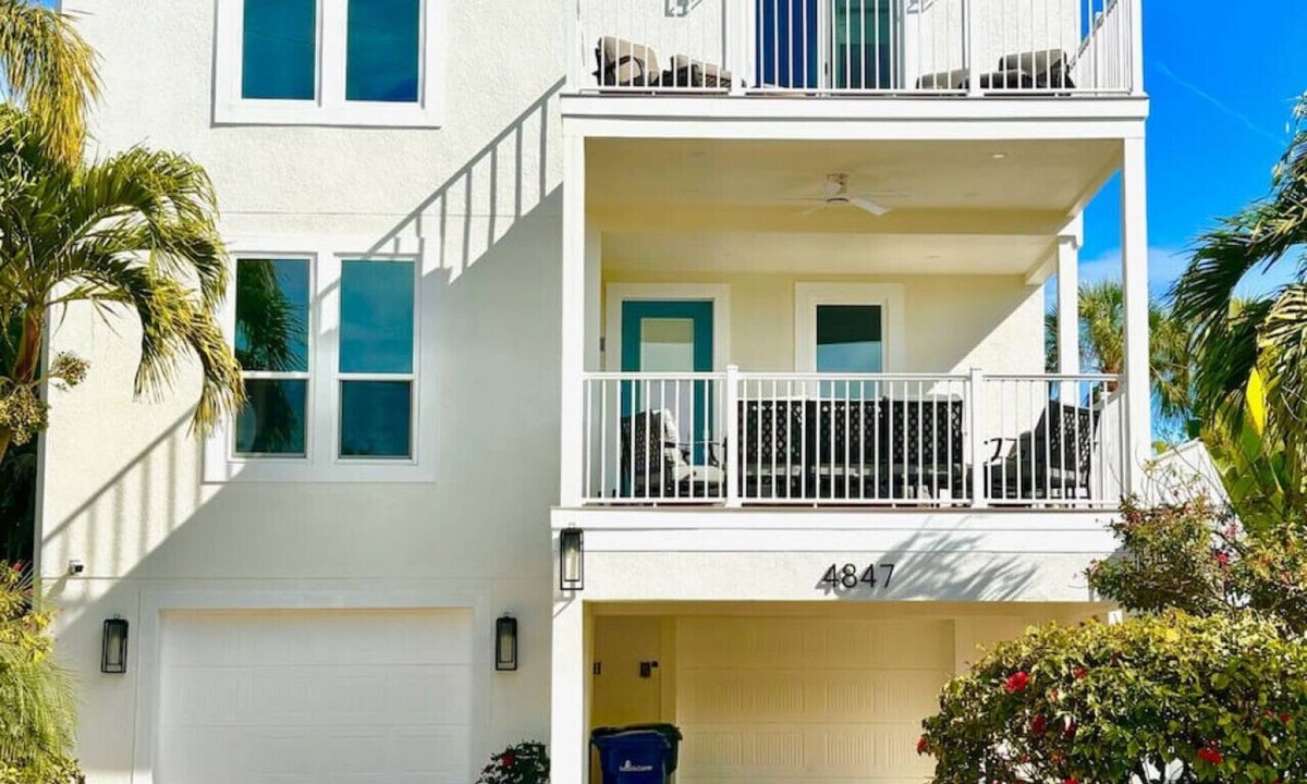 Siesta Key House | Coastal Luxury Pool Spa Fire Pit Sun Decks Sunsets Minutes to Beach