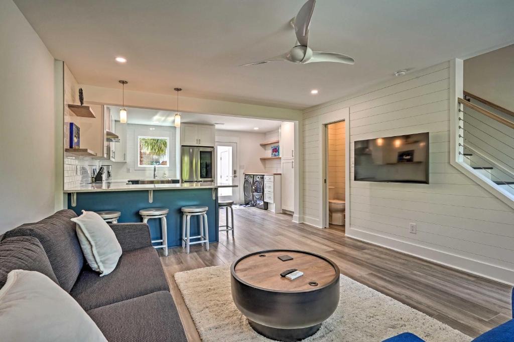 Old Village House | Contemporary Mount Pleasant Townhome Near Coast!