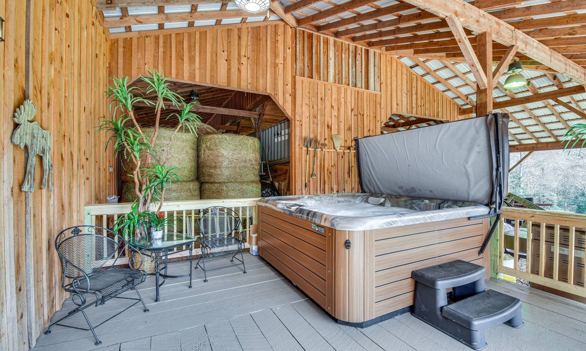 Clarkesville Cabin | Converted Barn Couple's Oasis Near Tallulah Gorge