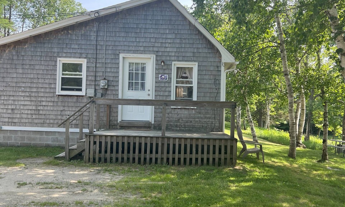 Harrington Cottage | Cozy Goldfinch cottage on the peaceful Harrington River
