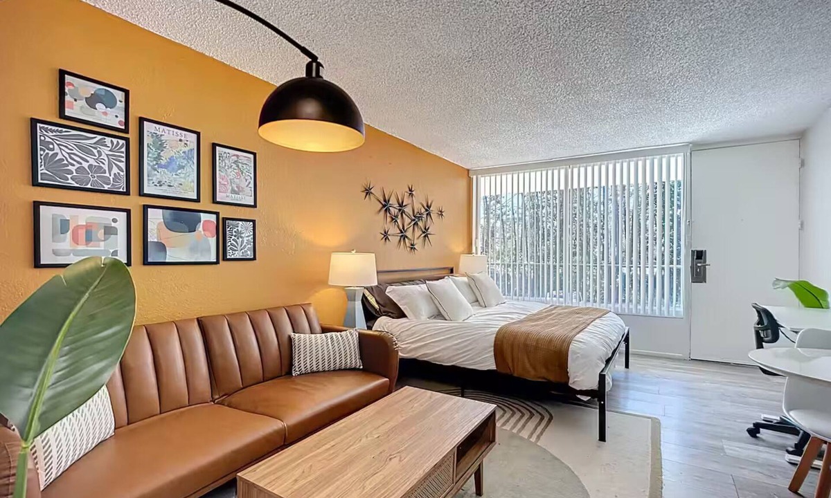 Hollyford Apartment | Cozy King Studio | Near Zoo & Downtown
