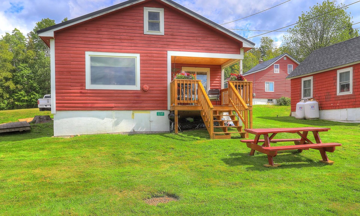 Rangeley House | 🐾Digby's Overlook - Small cabin just minutes from downtown Rangeley, dog friendly