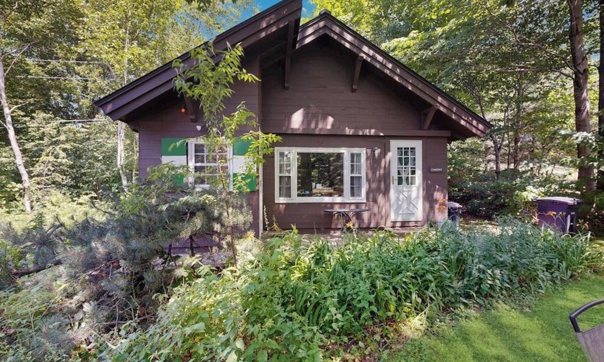 Franconia House | Dog-friendly & charming mountain chalet w/fireplace