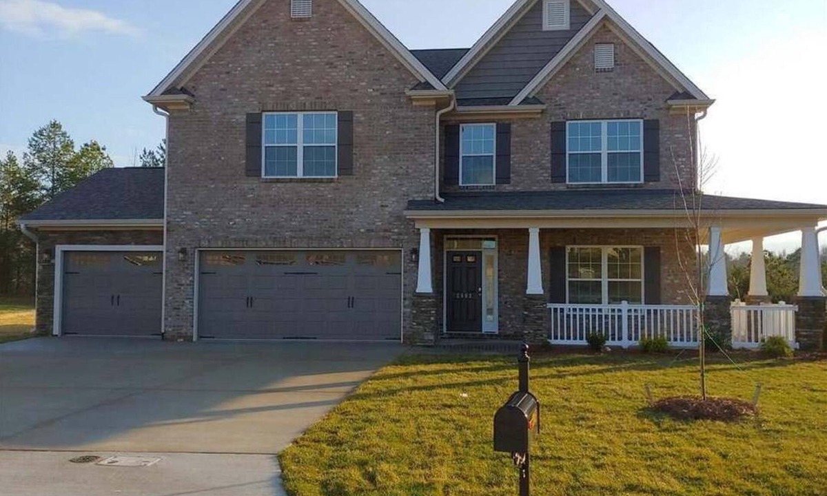 High Point House | Early & late HPMKT dates still available! 4-bdrm just 4 miles from HPMKT