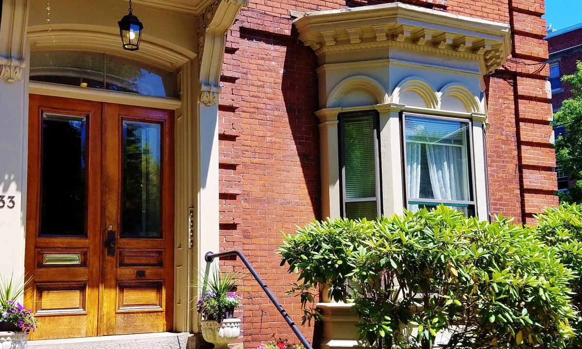 Parkside Apartment | Elegant, Sunny, 2 Bedroom Townhouse Apartment, in the Heart of Downtown Portland