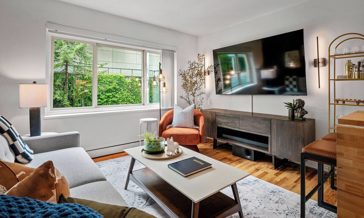 Downtown Seattle Condo | Elektra! Steps to Convention Ctr, King Bed, 75" TV