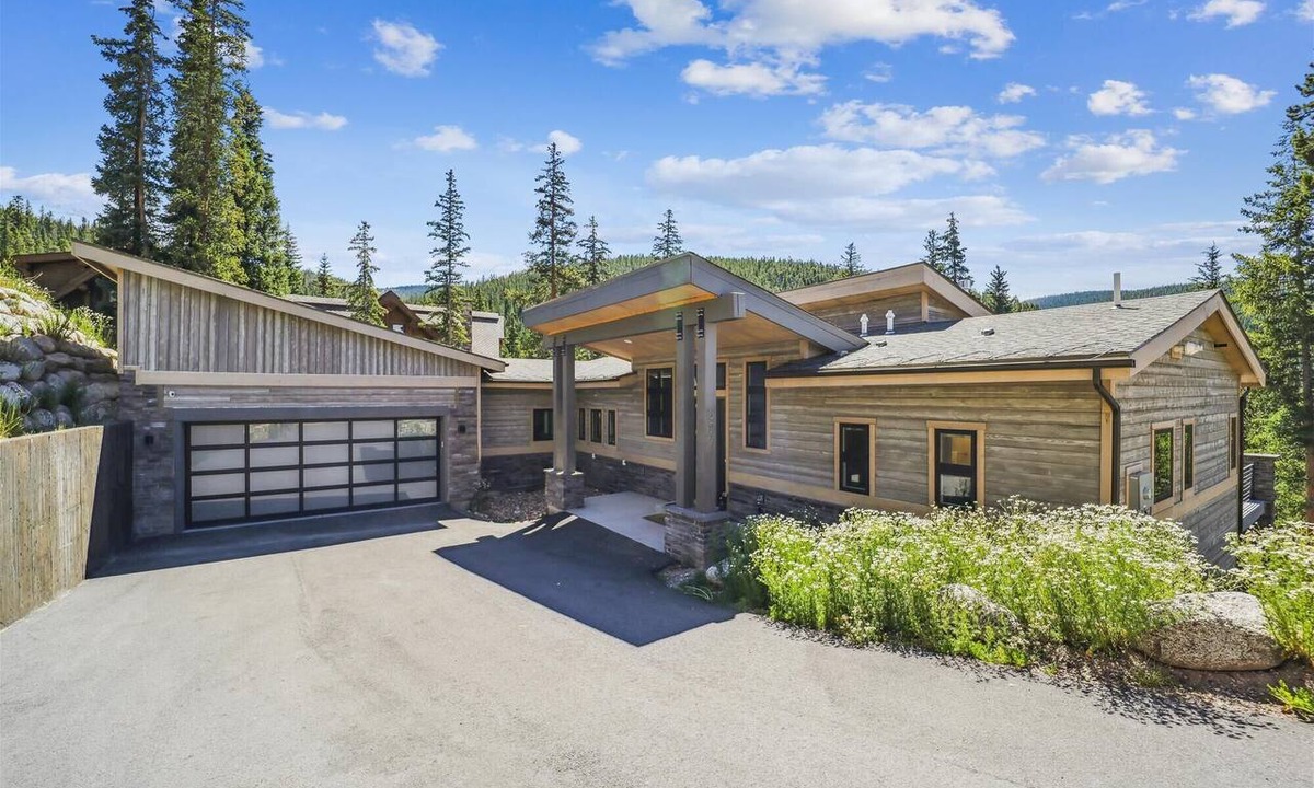 Baldy Mountain House | Enjoy your stay at Golden Fox House, with stunning mountain views and private hot tub!