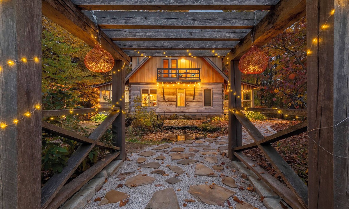 Unionville Cabin | Executive Forest Sanctuary/2 King Beds, Hot Tub & Trails -Near Lake Lemon