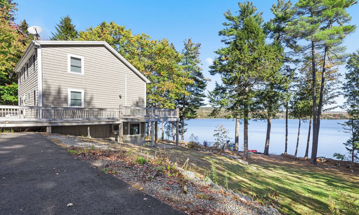 Sullivan House | Fall Foliage Lodge near Schoodic Scenic Byway & Acadia National Park w/kayaks