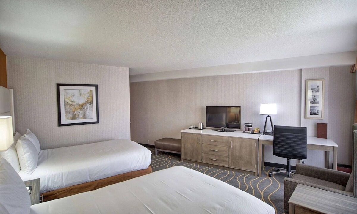 South Portland Hotel | Family Friendly Stay! 2 Units w/Free Breakfast, Parking and Airport Shuttle!