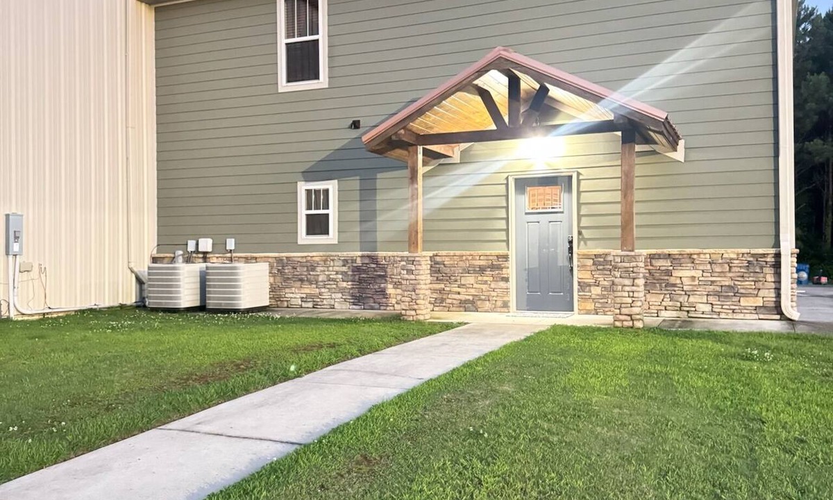 Guntersville House | FISHERMAN’S PARADISE - indoor heated & cool parking for trucks and boats
