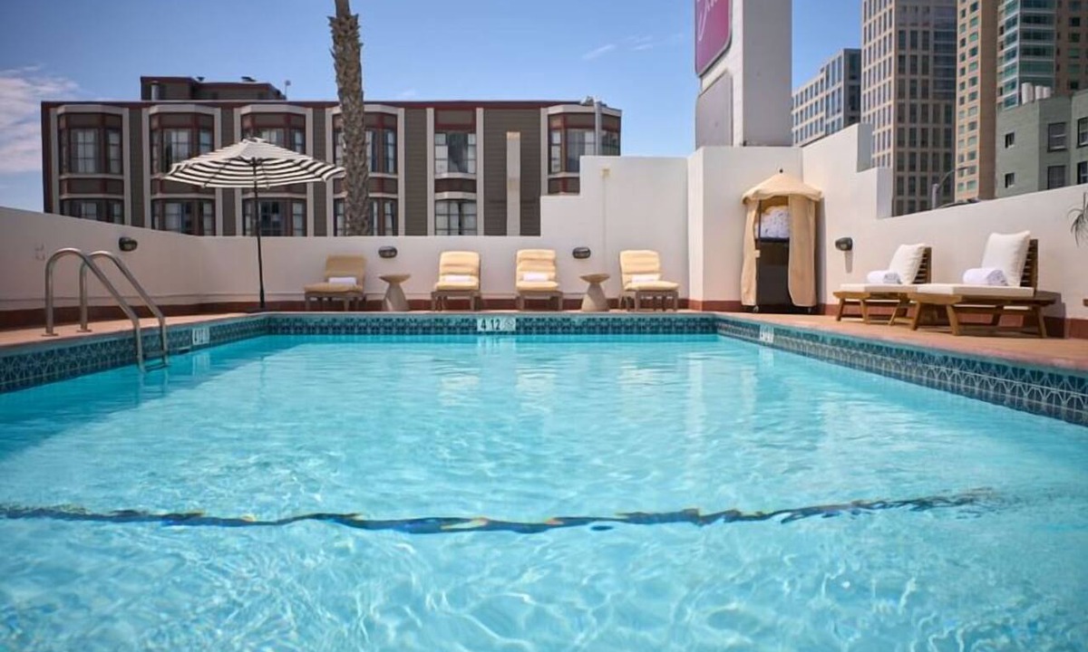 Downtown San Francisco Hotel | Free Breakfast Room, Heated Rooftop Pool Access Near AT&T Park