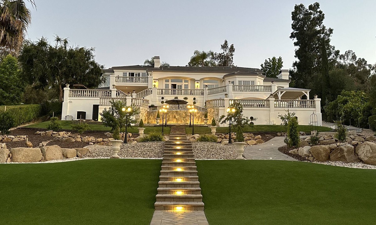 Kit Carson Apartment | French Garden Poolside Retreat -Wine & Safari Park
