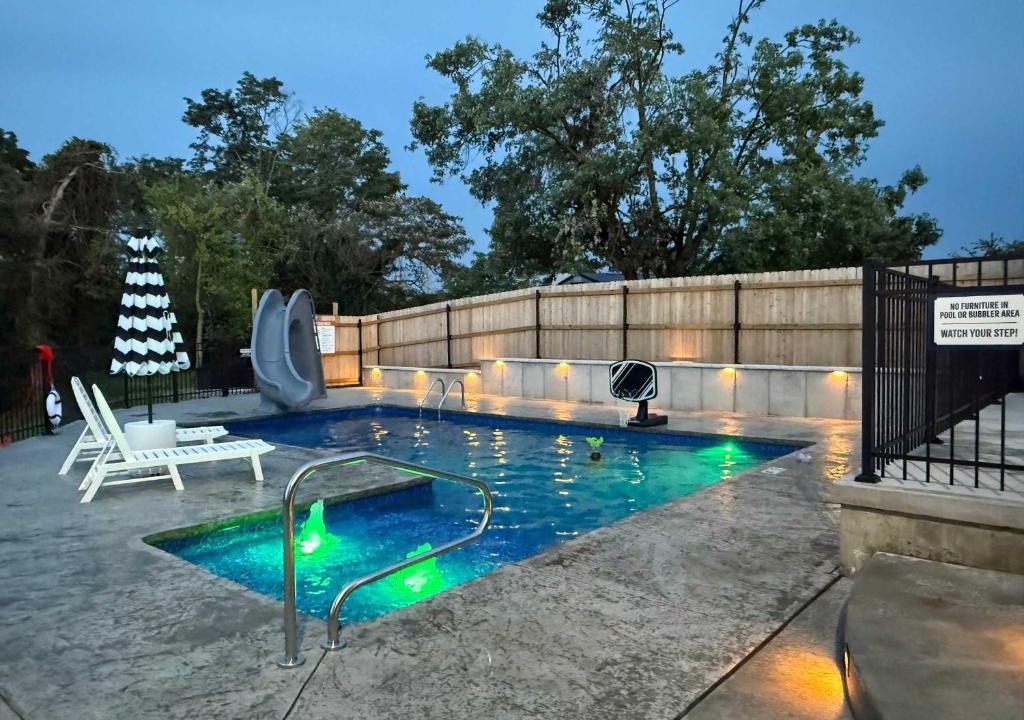 Williamstown House | Gather Together - Charming Home for 20 Near Ark!