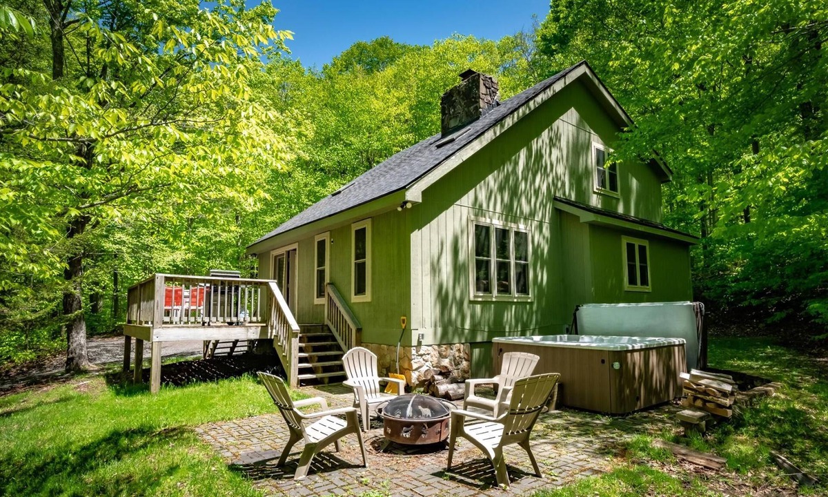 Old Timberline House | Gnarnia - 434 Cabin Mountain Road Gnarnia - Air Conditioning, Lake Access, Fire Pit, Hot Tub