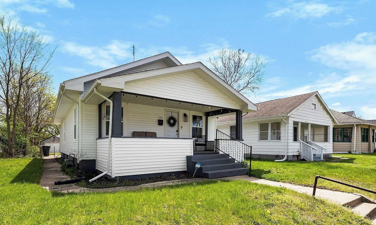Northeast South Bend House | Golden Dome Getaway- 4BR 2BA Home Sleeps 12- walk to campus! Ideal for ND trips