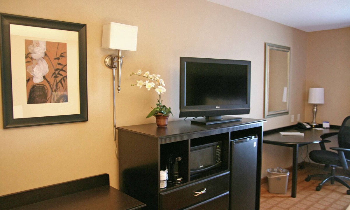 St. Charles Hotel | Hampton Inn & Suites Chicago/St. Charles