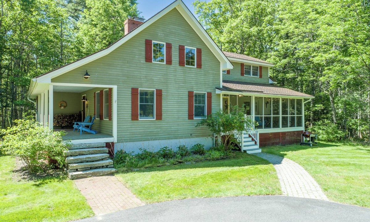 Brunswick House | Heron's Perch Beautiful Pondside Home with Screened Porch