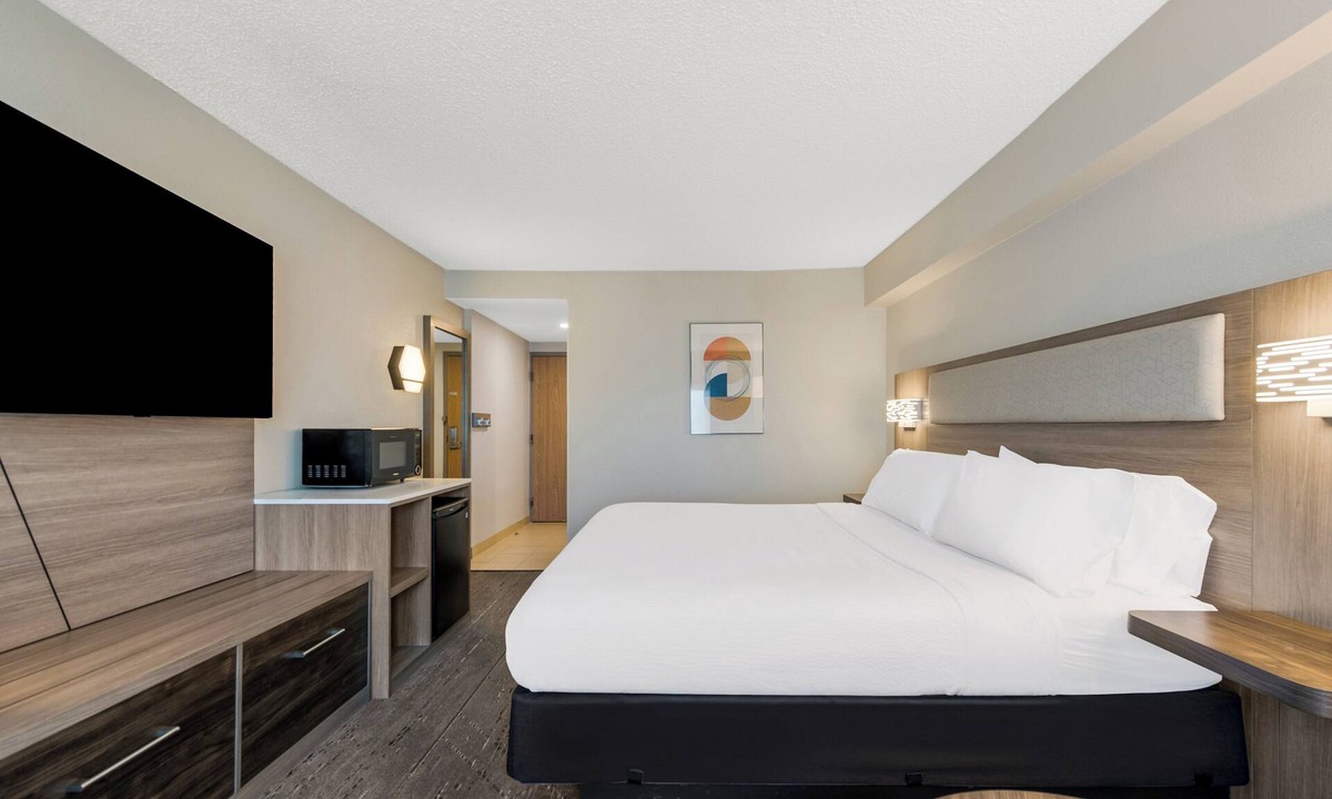 Coliseum Central Hotel | Holiday Inn Express Hampton - Coliseum Central by IHG
